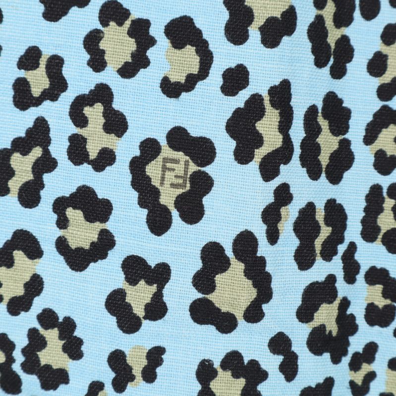 Detalj av leopardmönster på kjol 