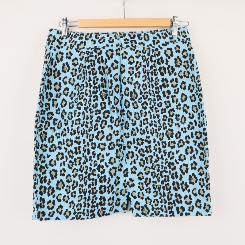 Baksidan av blå kort kjol med leopardmönster
