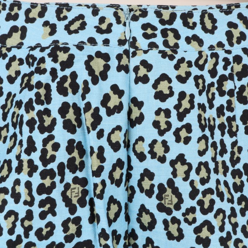 Närbild av baksida på kjol med leopardmönster