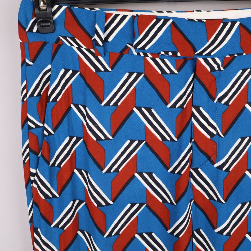 Närbild på byxornas geometriska mönster