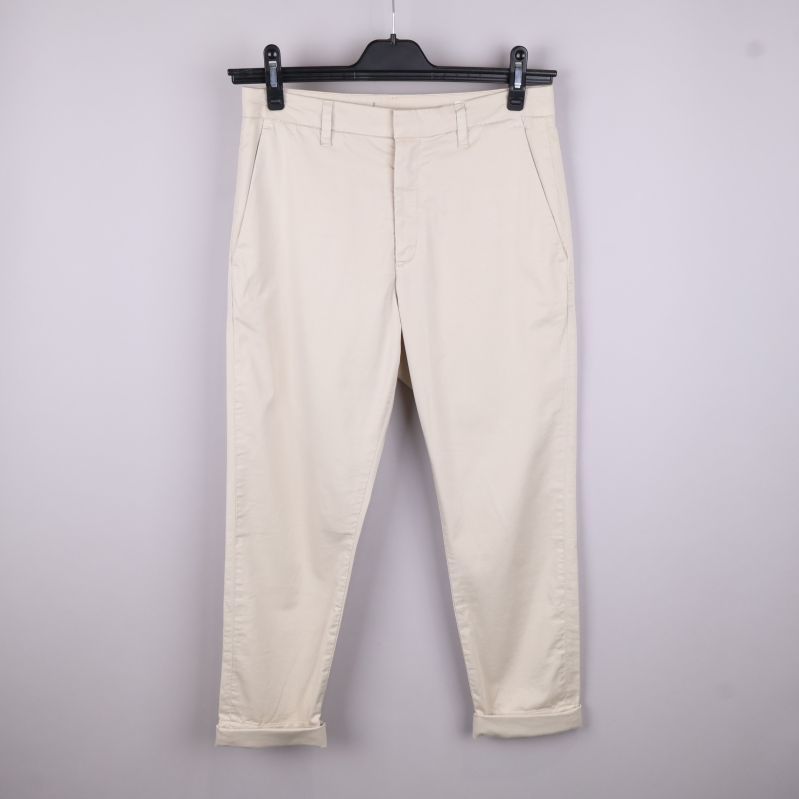 Beiga chinos visade framifrån