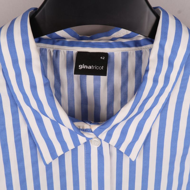 Gina Tricot etikett på blå- och vitrandig blus