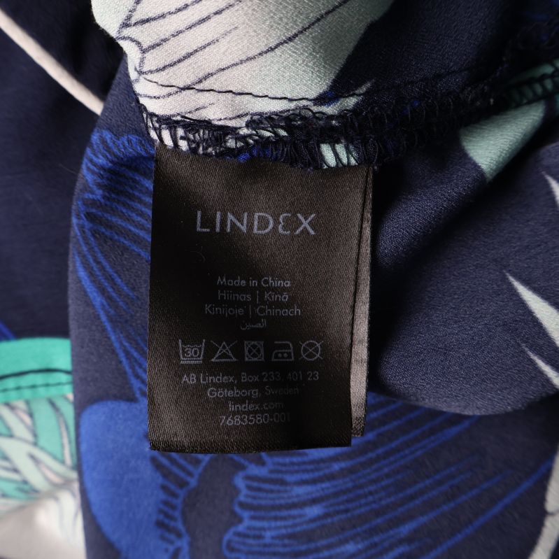 Lindex märkesetikett på en mönstrad skjorta