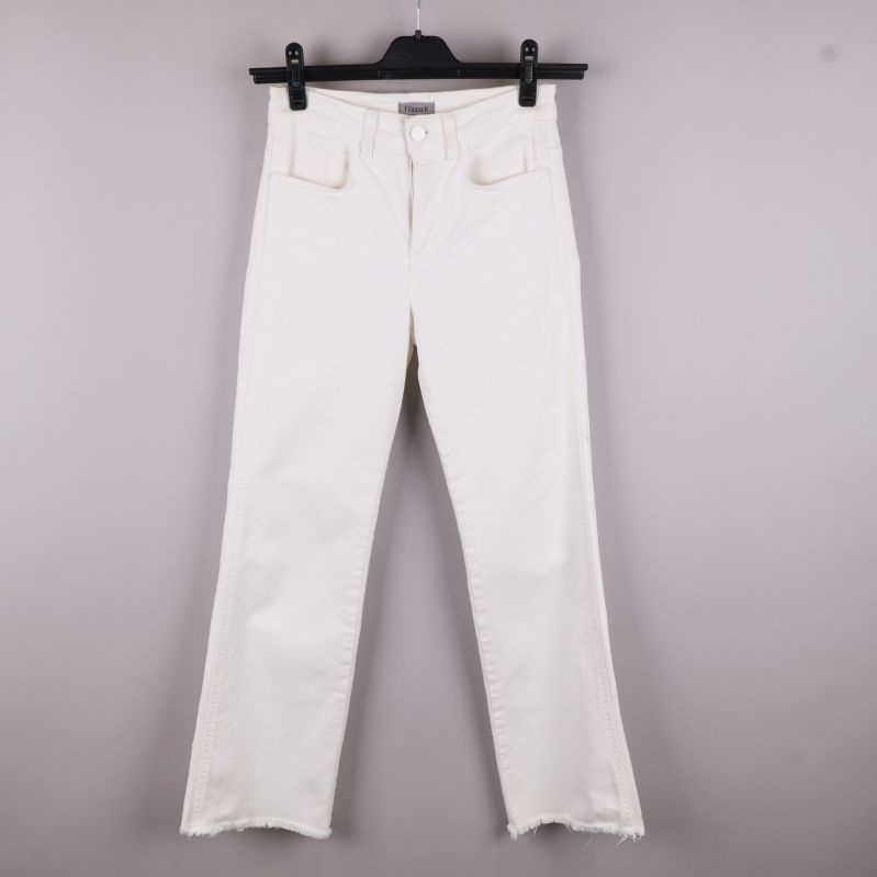 Framsida av vita jeans med cropped design