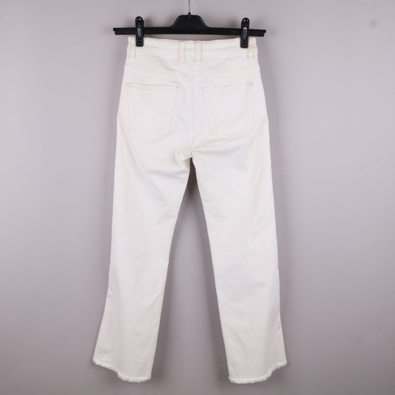 Baksida av vita jeans med fickor