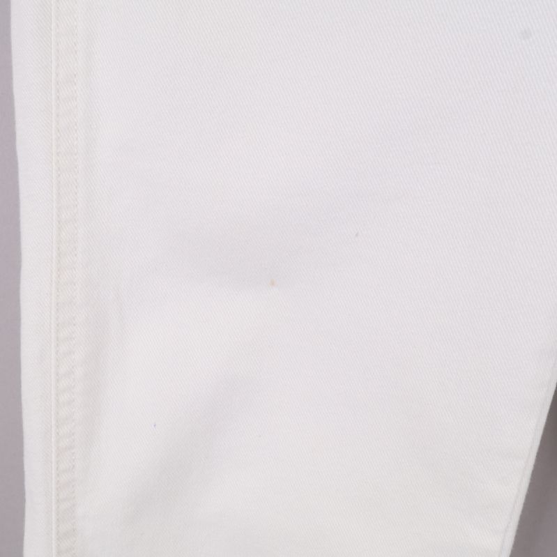 Liten fläck på höger lår av jeans