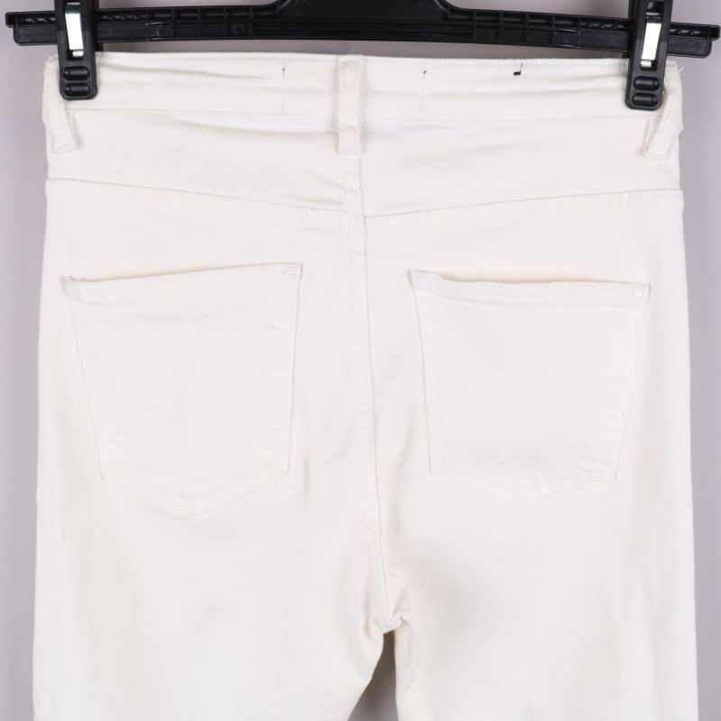 Närbild på bakfickor av jeans