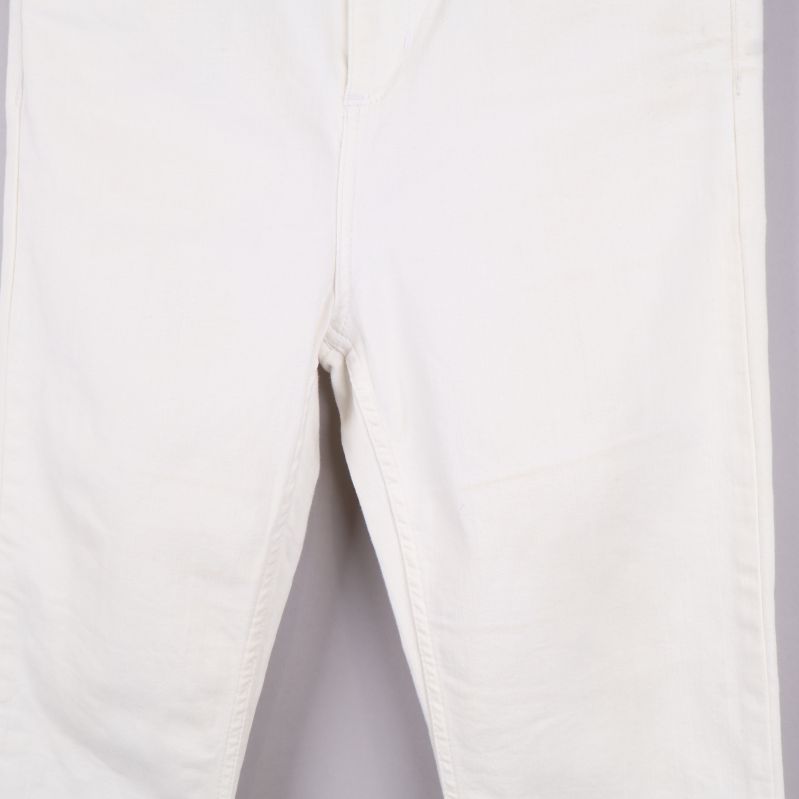 Vita jeans i närbild svaga lortveck