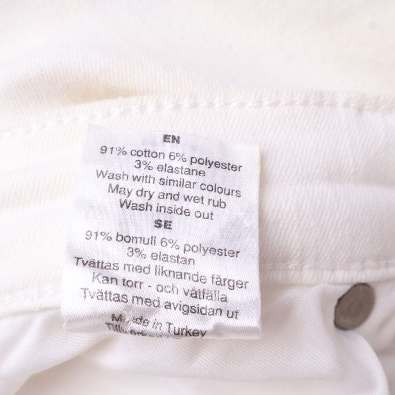 Materialetikett för vita jeans