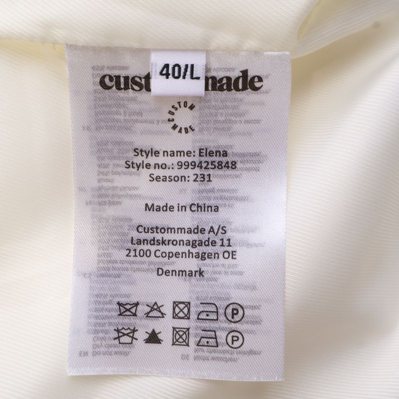 Materialetikett på vit kavaj