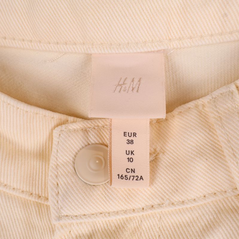 Inre etikett av krämfärgade jeans med storlek