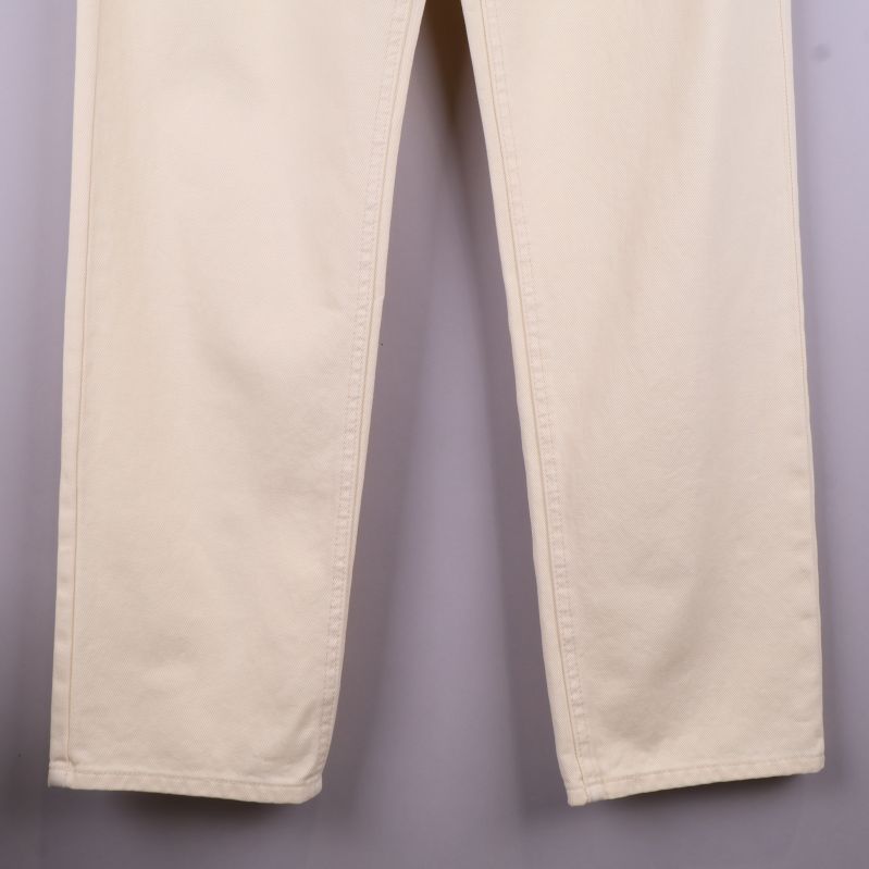 Mitt ben på krämfärgade jeans