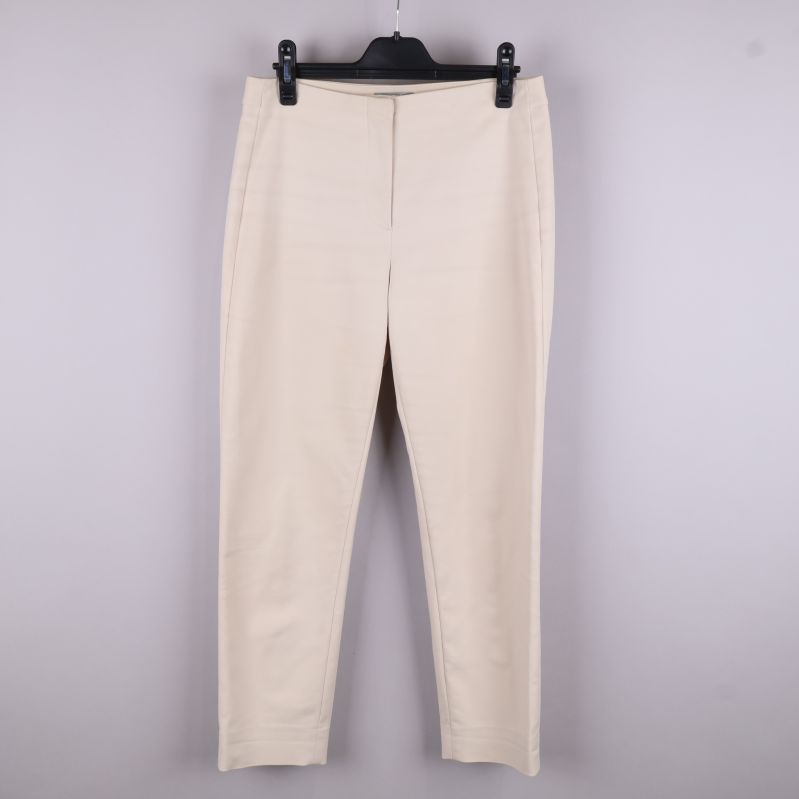 Beige byxor fram med dragkedja