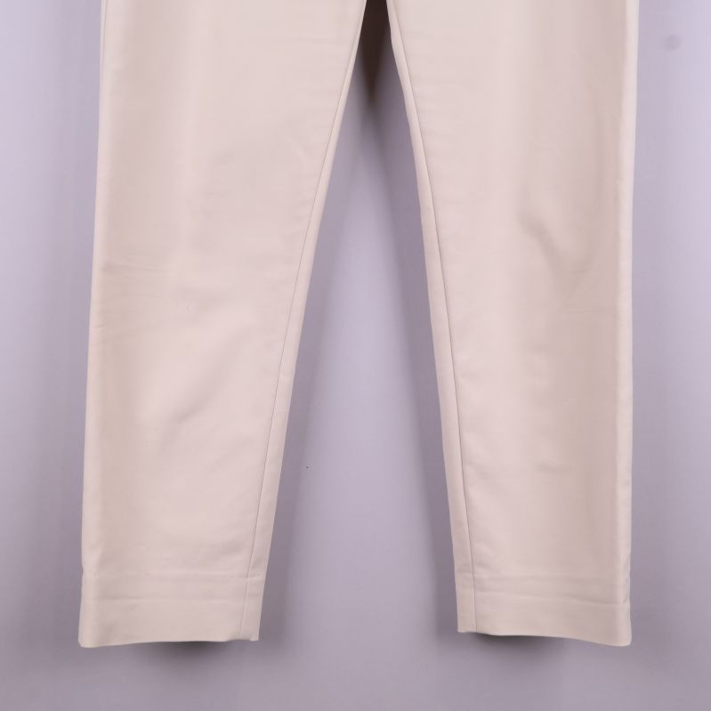 Ben av beige byxor nedtill