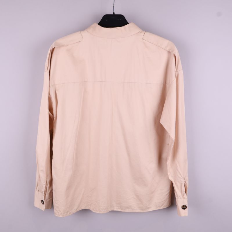 Beige skjorta bakifrån