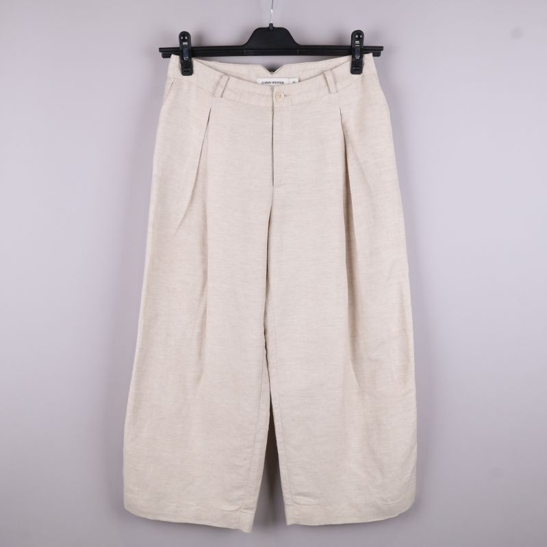 Beige byxor framifrån på galge