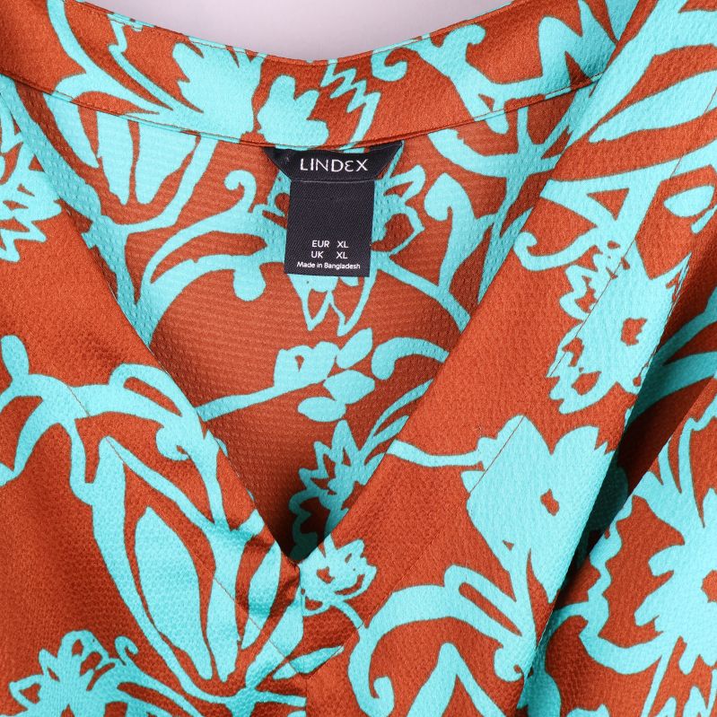 Blus med blommigt mönster närbild