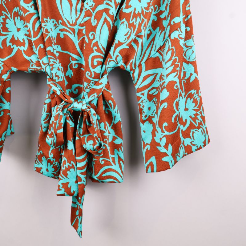 Materialetikett som visar 100% polyester