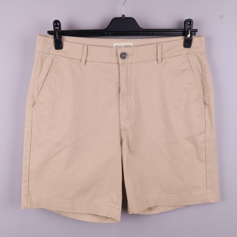 Framsida av beige shorts 