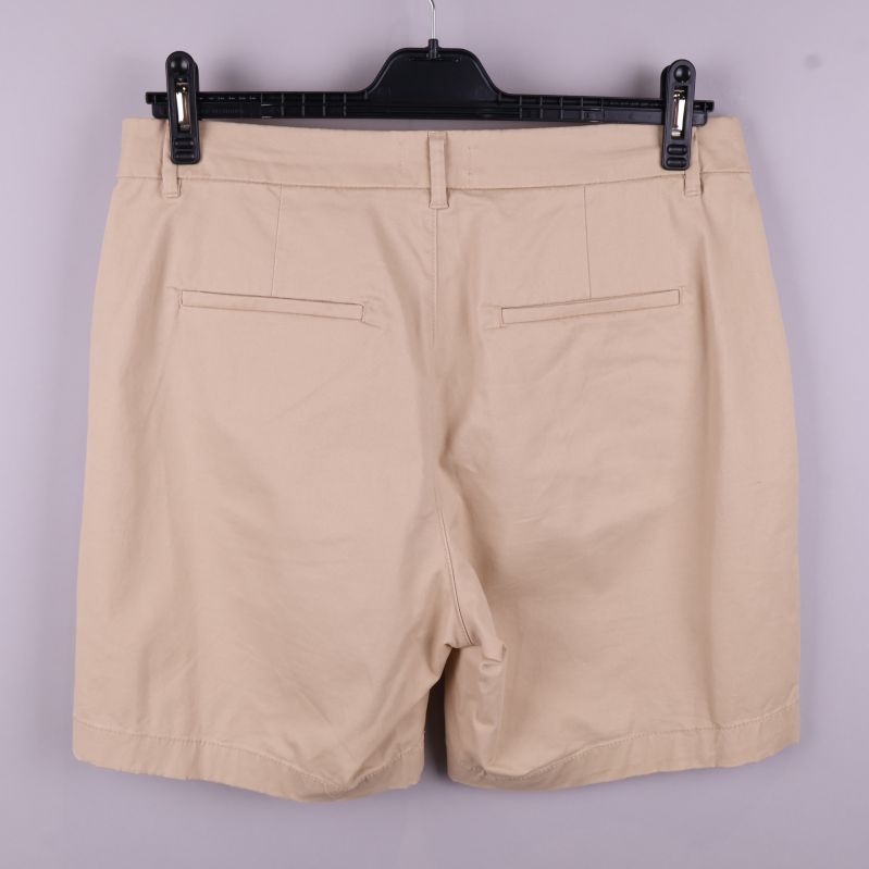 Baksida av beige shorts