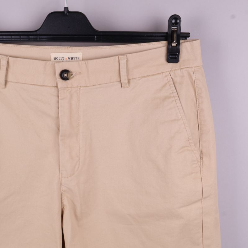 Närbild på ficka och knapp på shorts