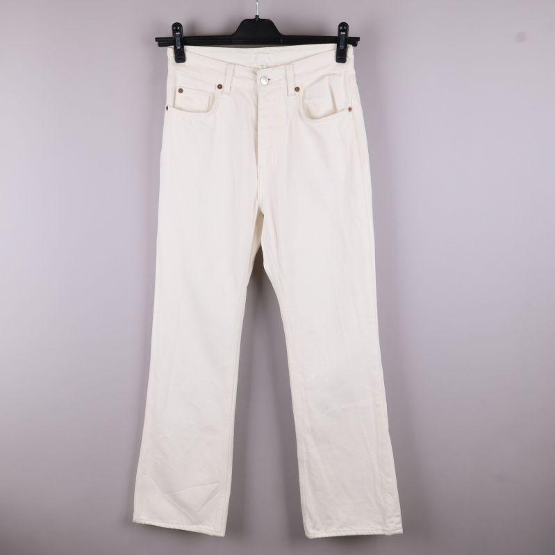 Framsidan av vita jeans med fickor