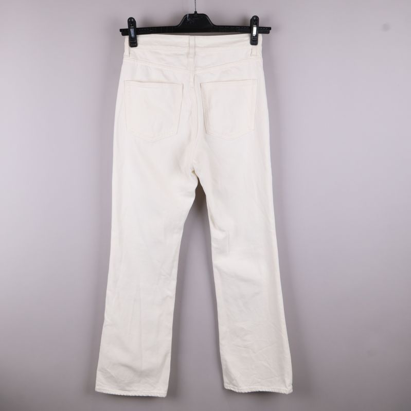 Baksidan av vita jeans med fickor