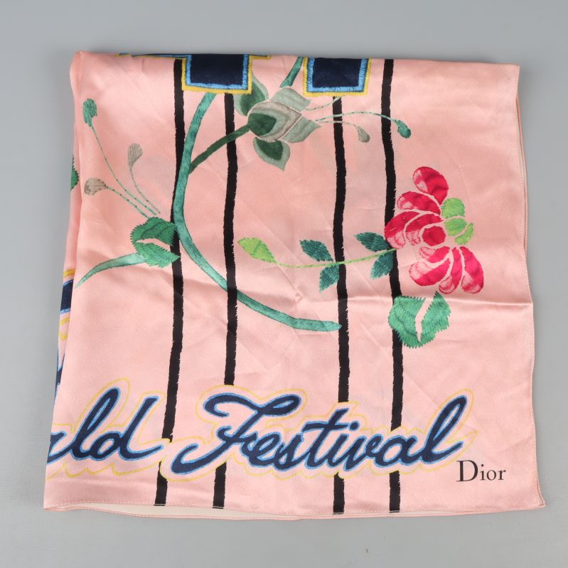 Närbild på scarfens blommönster med text