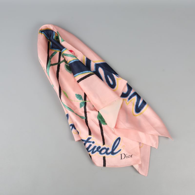 Hopvikt scarf med text och märkningsdetalj