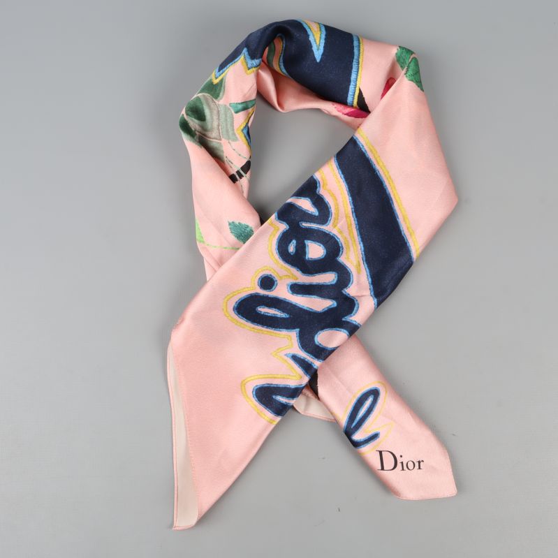 Knuten scarf med Dior text