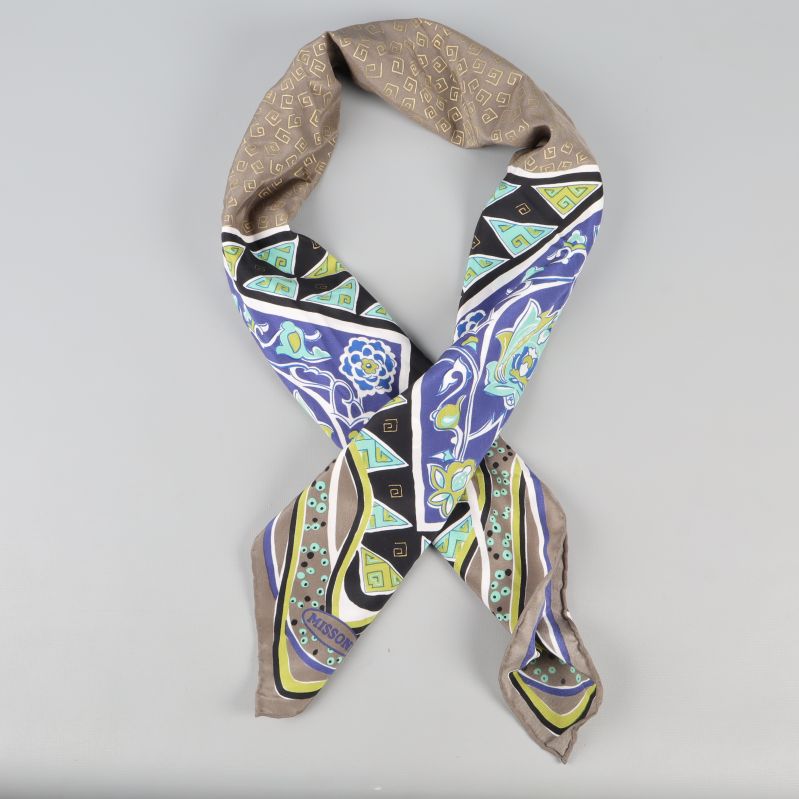Silkesscarf knuten runt halsen