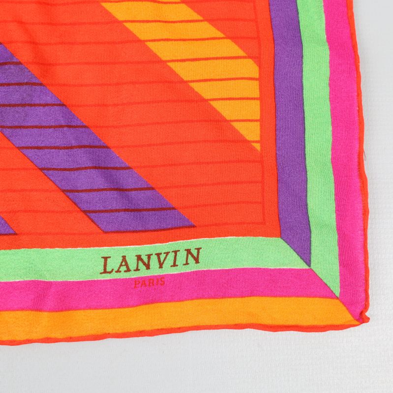 Närbild på Lanvin-märket på sjalen.
