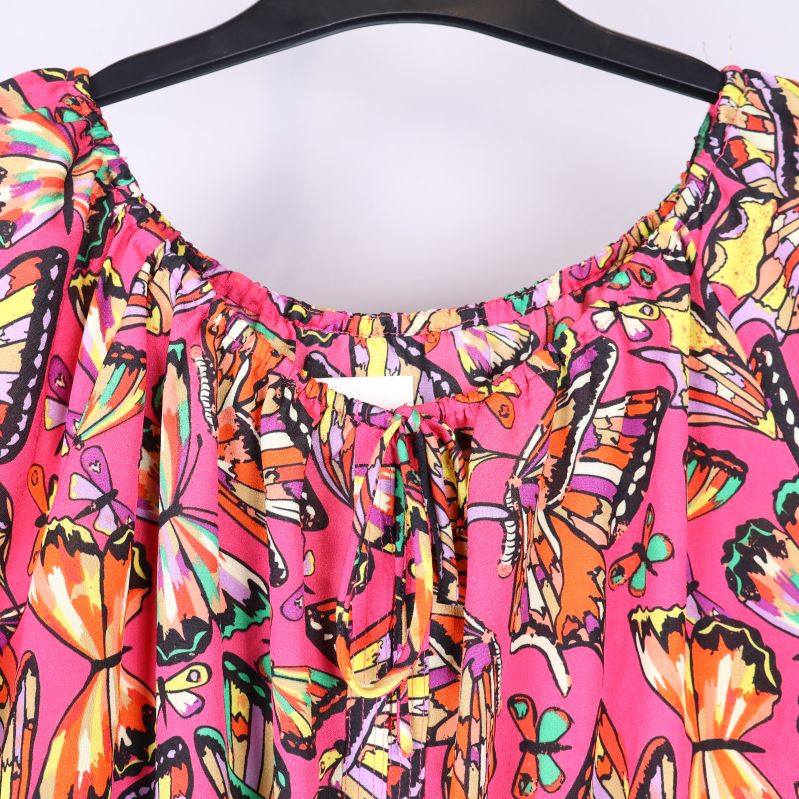 Närbild av halslinningen på tunika