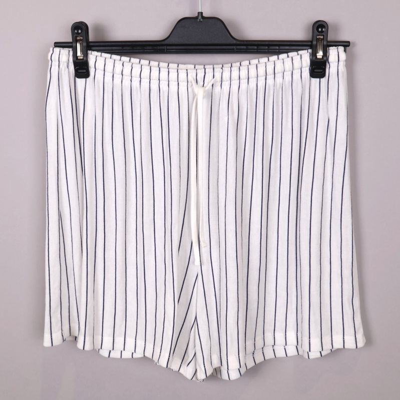 Framsidan på randiga shorts