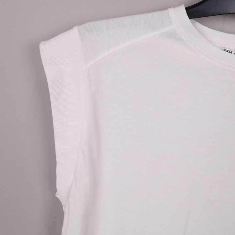Närbild av axel och sömmar på t-shirt