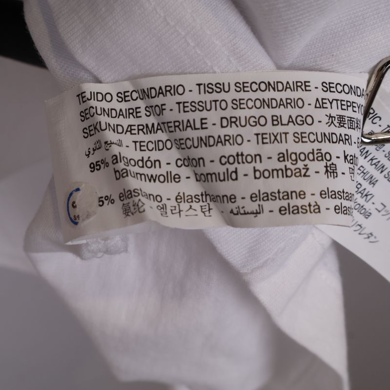 Materialetikett på vit t-shirt