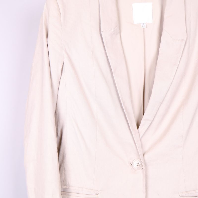 Närbild av kavajens knäppning och krage