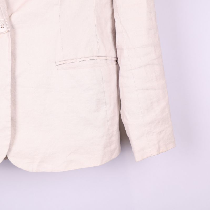 Ärmdetalj på ljus beige kavaj