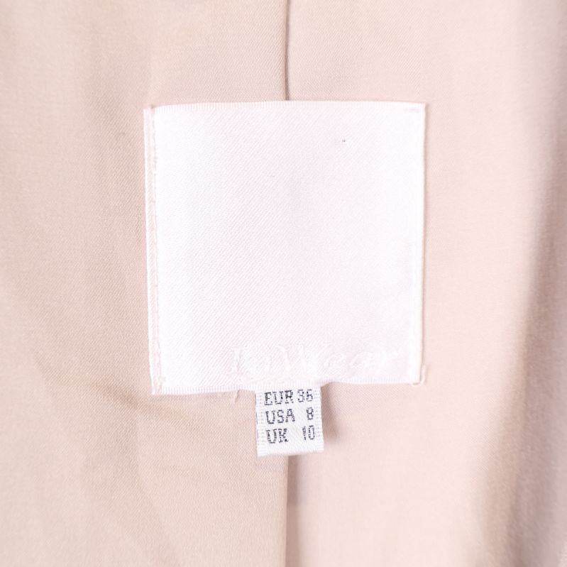 Storleksetikett inuti ljus beige kavaj