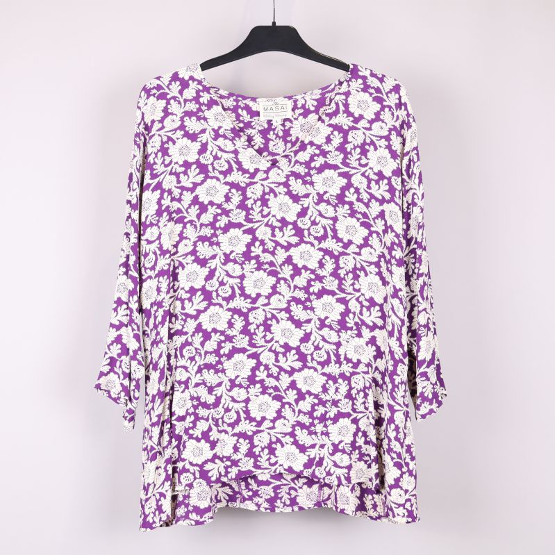 Lila och vit blus med blommönster fram