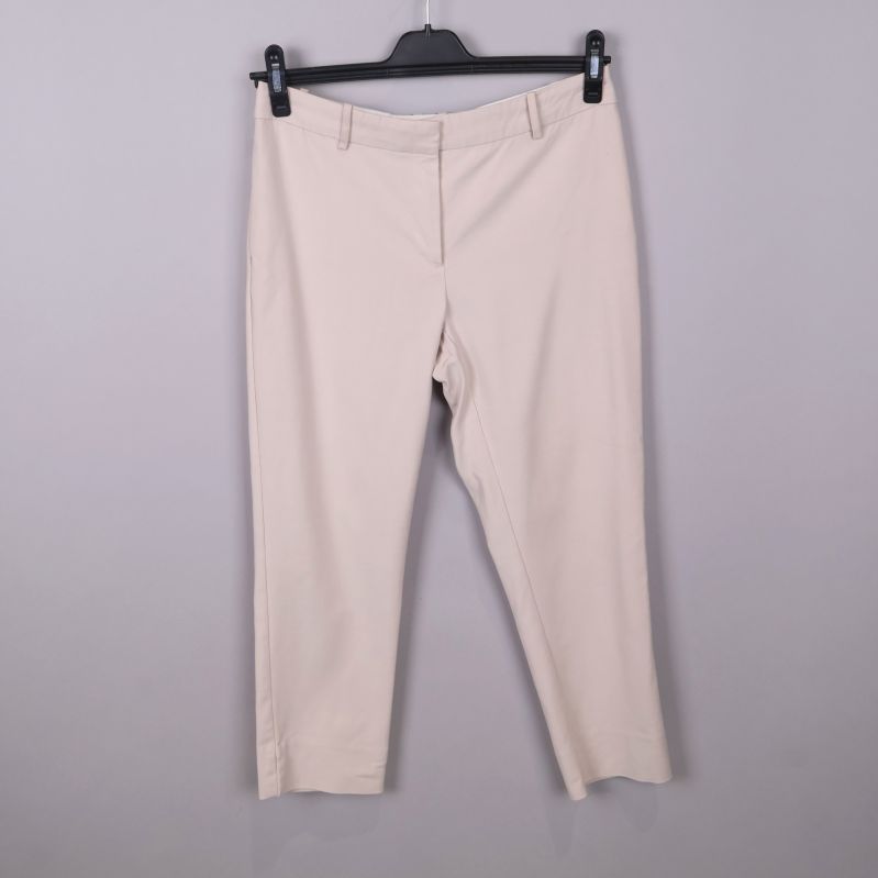 Framsida av beige byxor