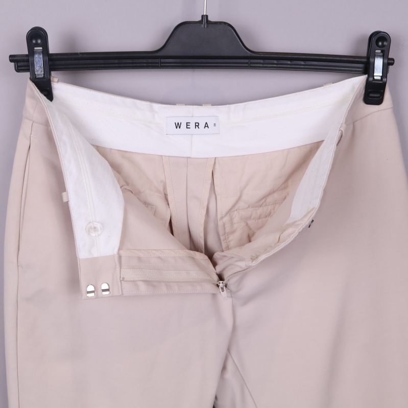 Insida av midja på beige byxor