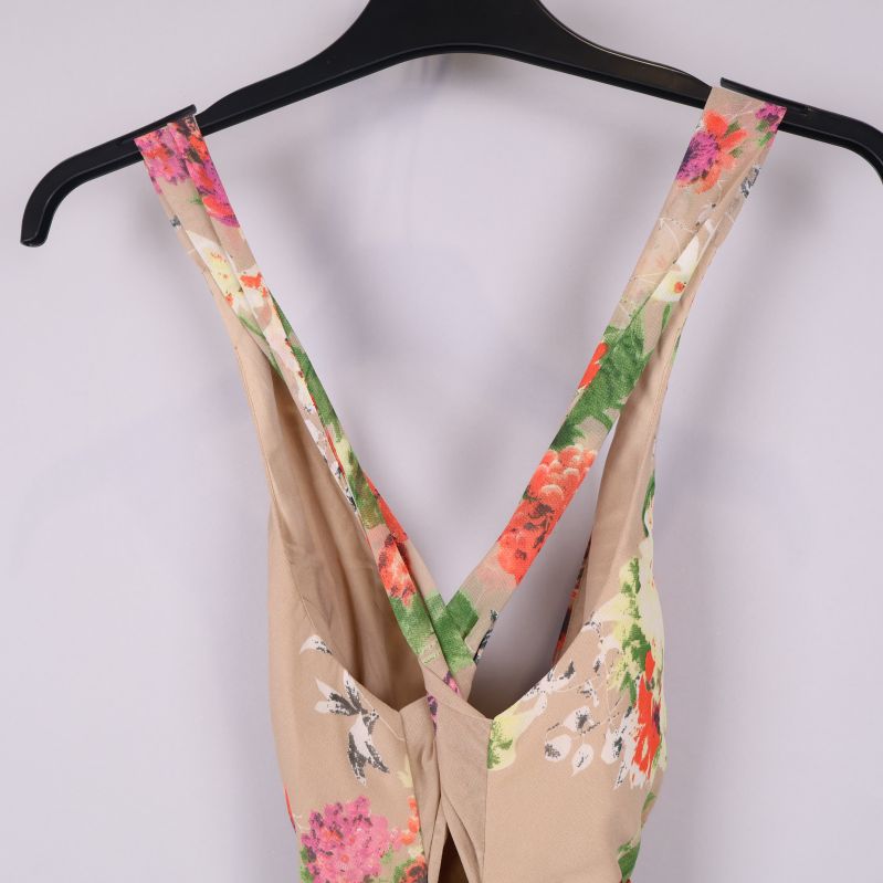 Korsade band på maxiklänningens rygg