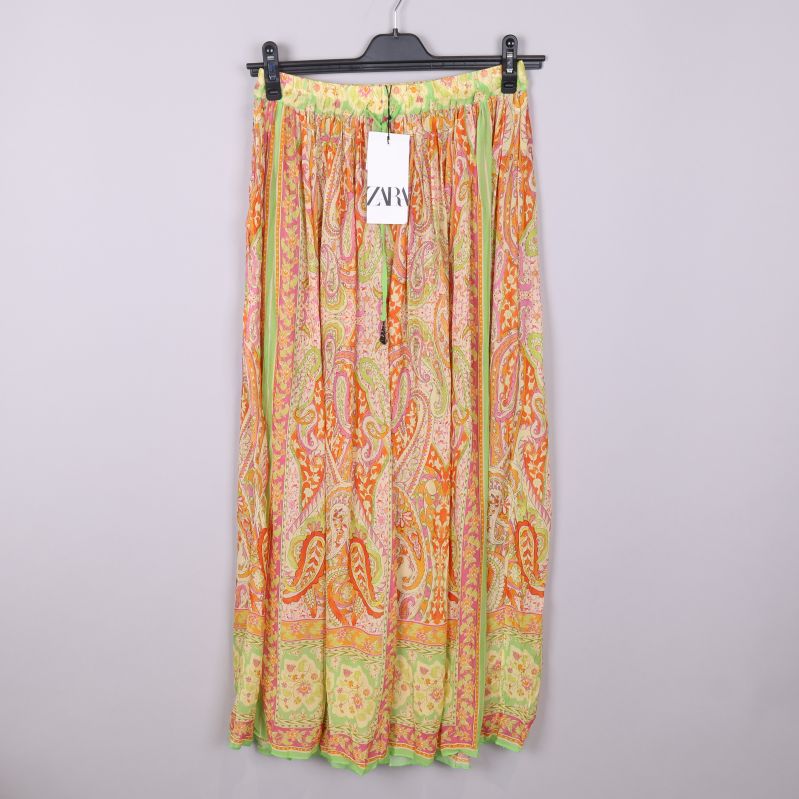 Färgglad paisleymönstrad kjol framifrån