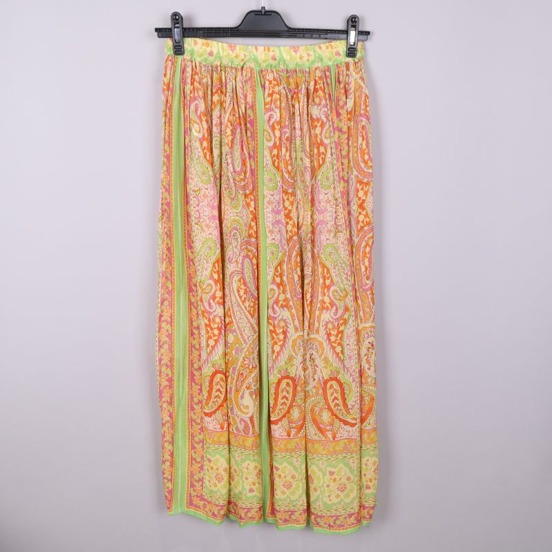 Färgglad paisleymönstrad kjol bakifrån