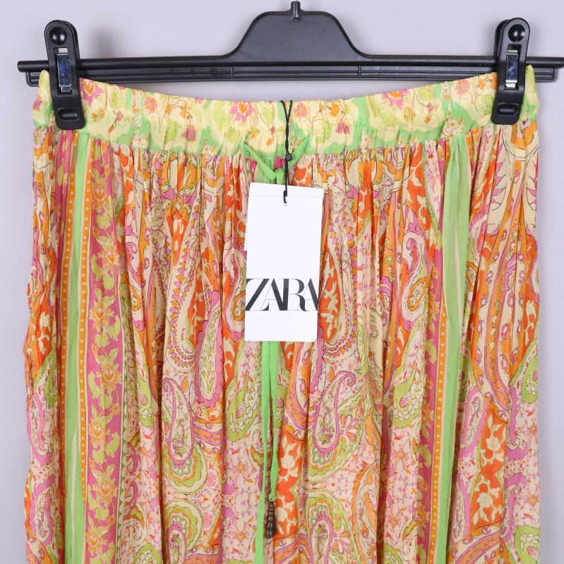 Närbild på paisleymönster och ZARA tag