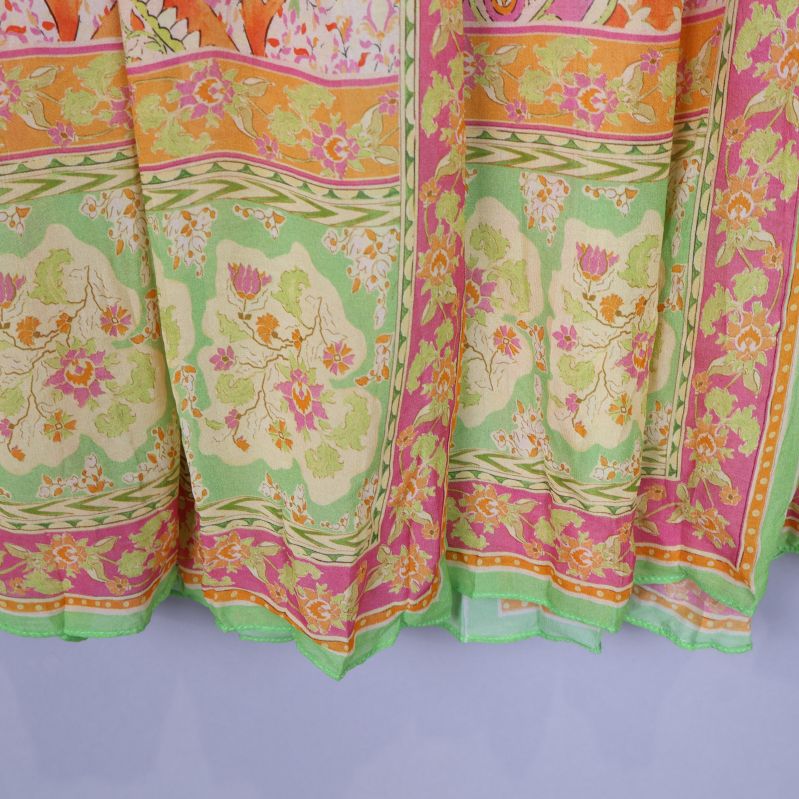 Detaljer av färgglatt växtmönster på kjol