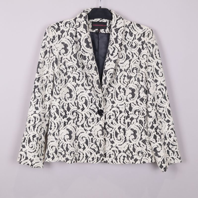 Framsidan av spetsmönstrad blazer