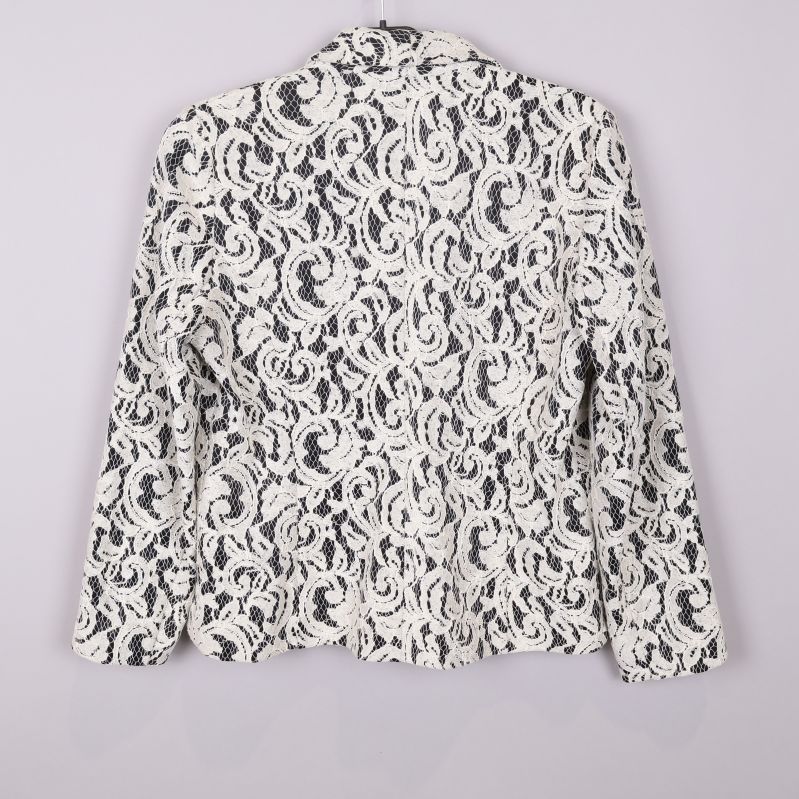 Baksidan av spetsmönstrad blazer