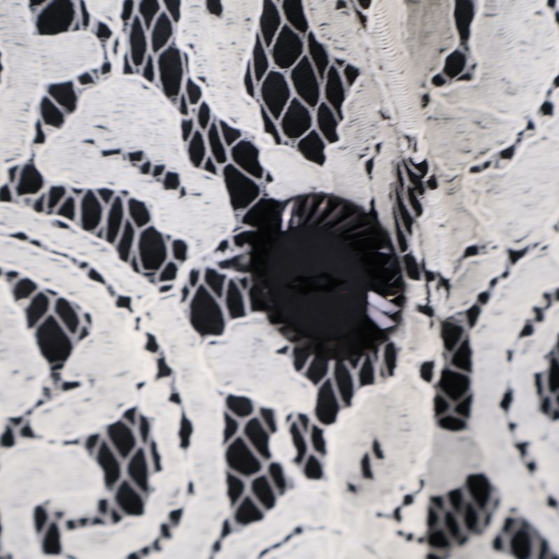 Knapp på spetsmönstrad blazer